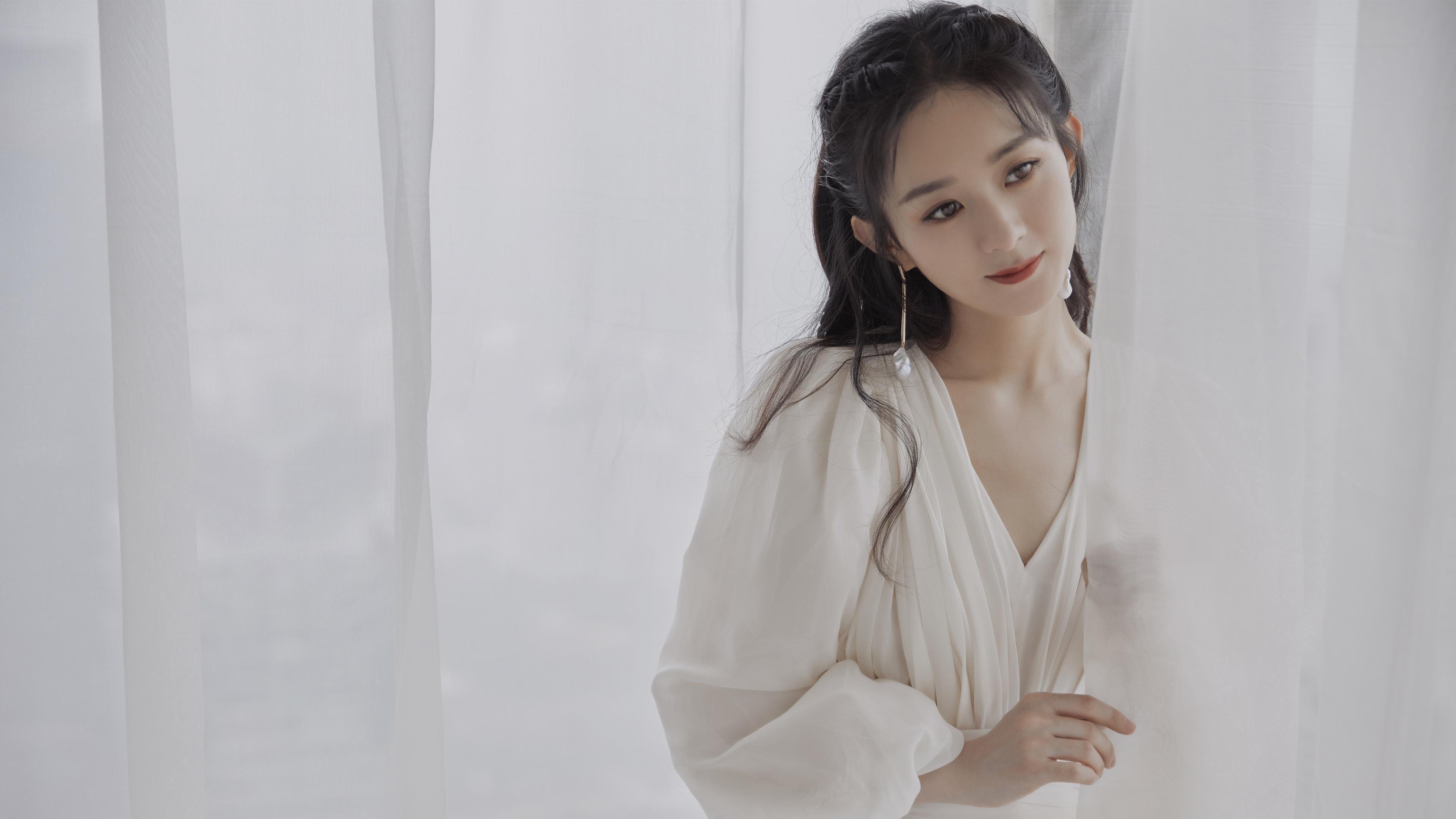 开云官方-女子橄榄球挑战男性主导地位，英格兰女队闪亮登场，女子橄榄球首秀